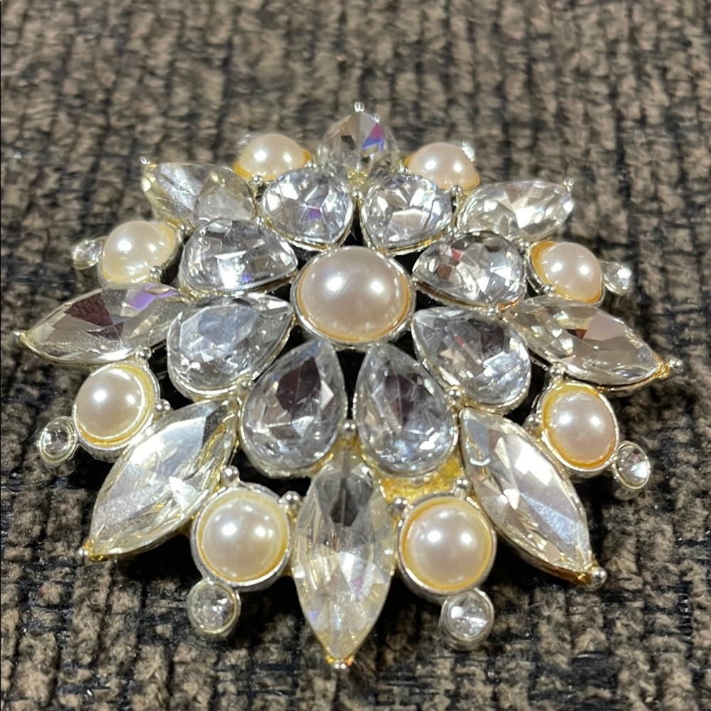 Avon collectible Crystal and Pearl Brooch - Picture 2 of 4